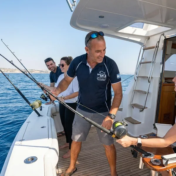 טיול דיג לקבוצות - מדריך מקצועי מסייע לקבוצת דייגים