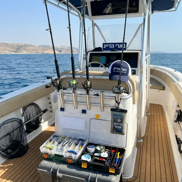 ציוד דיג מקצועי - חכות, סלילים, וארגזי פיתיונות