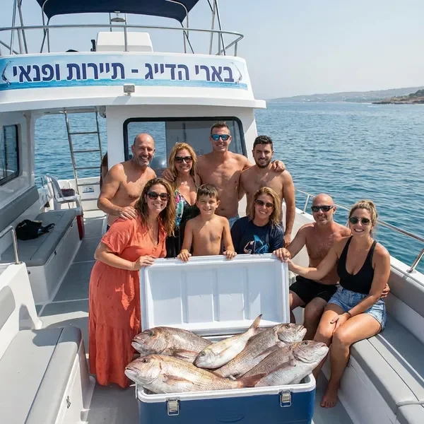 קבוצה מרוצה חוגגת דייג מוצלח